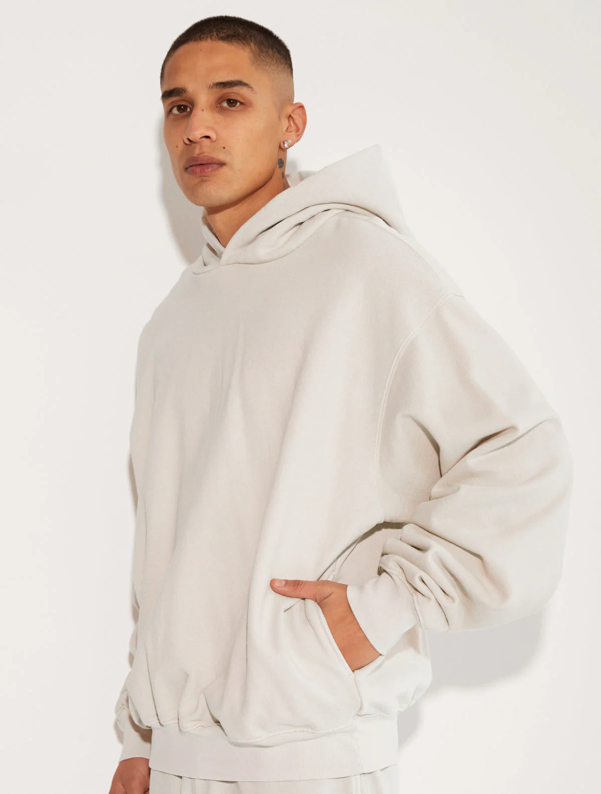 HEAVY FLEECE HOODED SIDEPOCKET SWEATSHIRT CEMENT